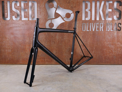 Rennradrahmen von Specialized, SPECIALIZED AETHOS COMP RAHMENSET – FACT 10R CARBON / DISC – GRÖSSE 61 vor USEDBIKES - OB.DE Hintergrund