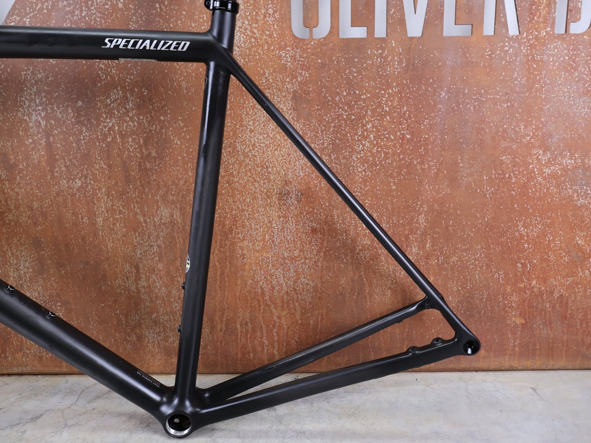 Rennradrahmen von Specialized, SPECIALIZED AETHOS COMP RAHMENSET – FACT 10R CARBON / DISC – GRÖSSE 61 vor USEDBIKES - OB.DE Hintergrund