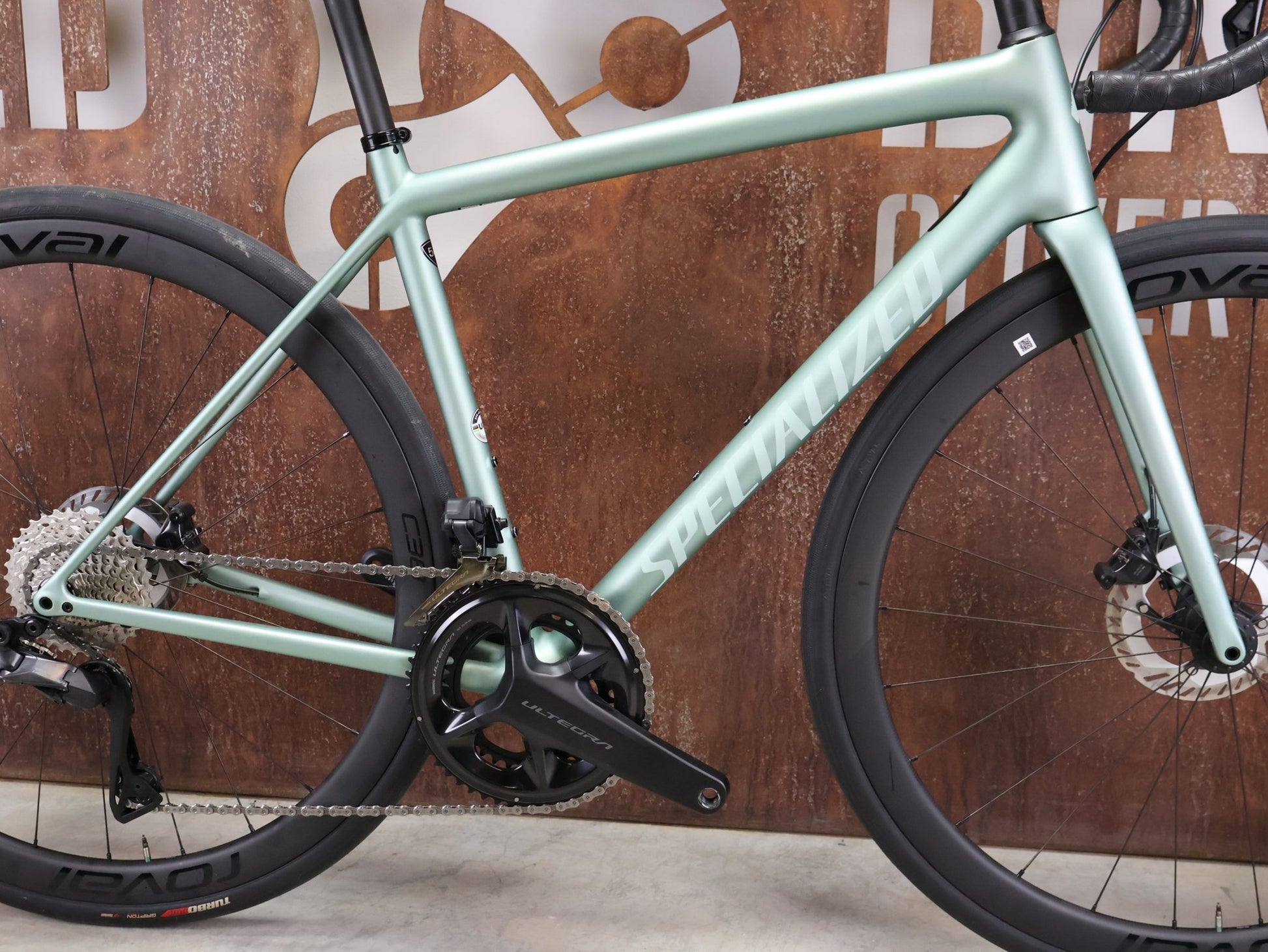 Rennrad von Specialized, SPECIALIZED AETHOS PRO CUSTOM / SHIMANO ULTEGRA DI2 / 54CM vor USEDBIKES - OB.DE Hintergrund