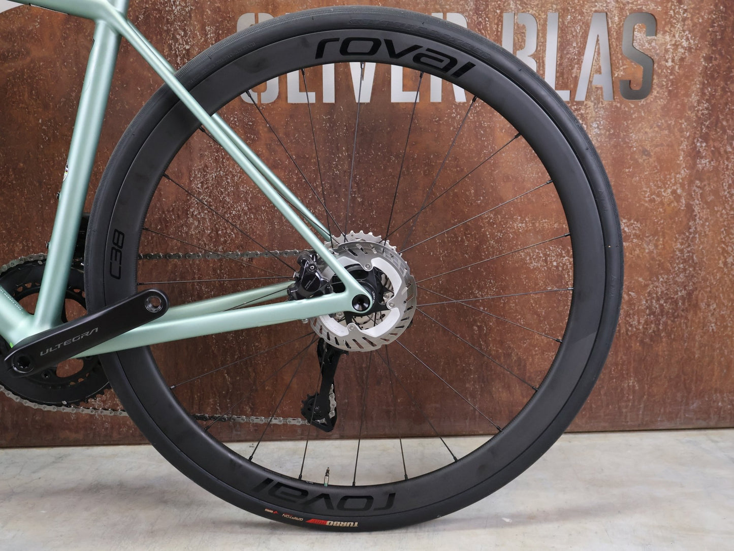 Rennrad von Specialized, SPECIALIZED AETHOS PRO CUSTOM / SHIMANO ULTEGRA DI2 / 54CM vor USEDBIKES - OB.DE Hintergrund