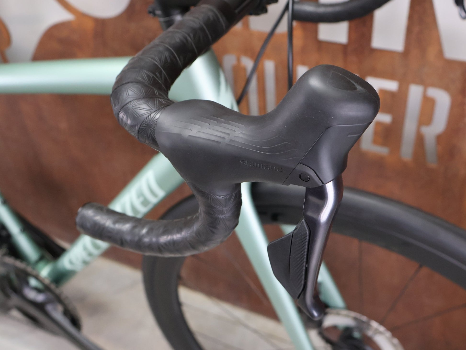 Rennrad von Specialized, SPECIALIZED AETHOS PRO CUSTOM / SHIMANO ULTEGRA DI2 / 54CM vor USEDBIKES - OB.DE Hintergrund