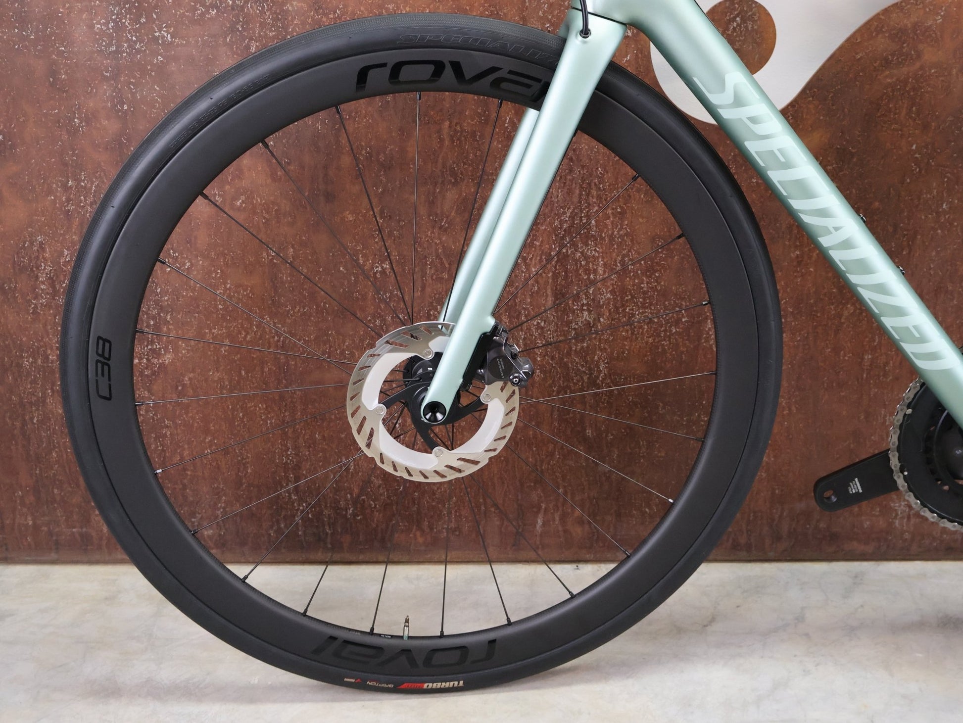 Rennrad von Specialized, SPECIALIZED AETHOS PRO CUSTOM / SHIMANO ULTEGRA DI2 / 54CM vor USEDBIKES - OB.DE Hintergrund