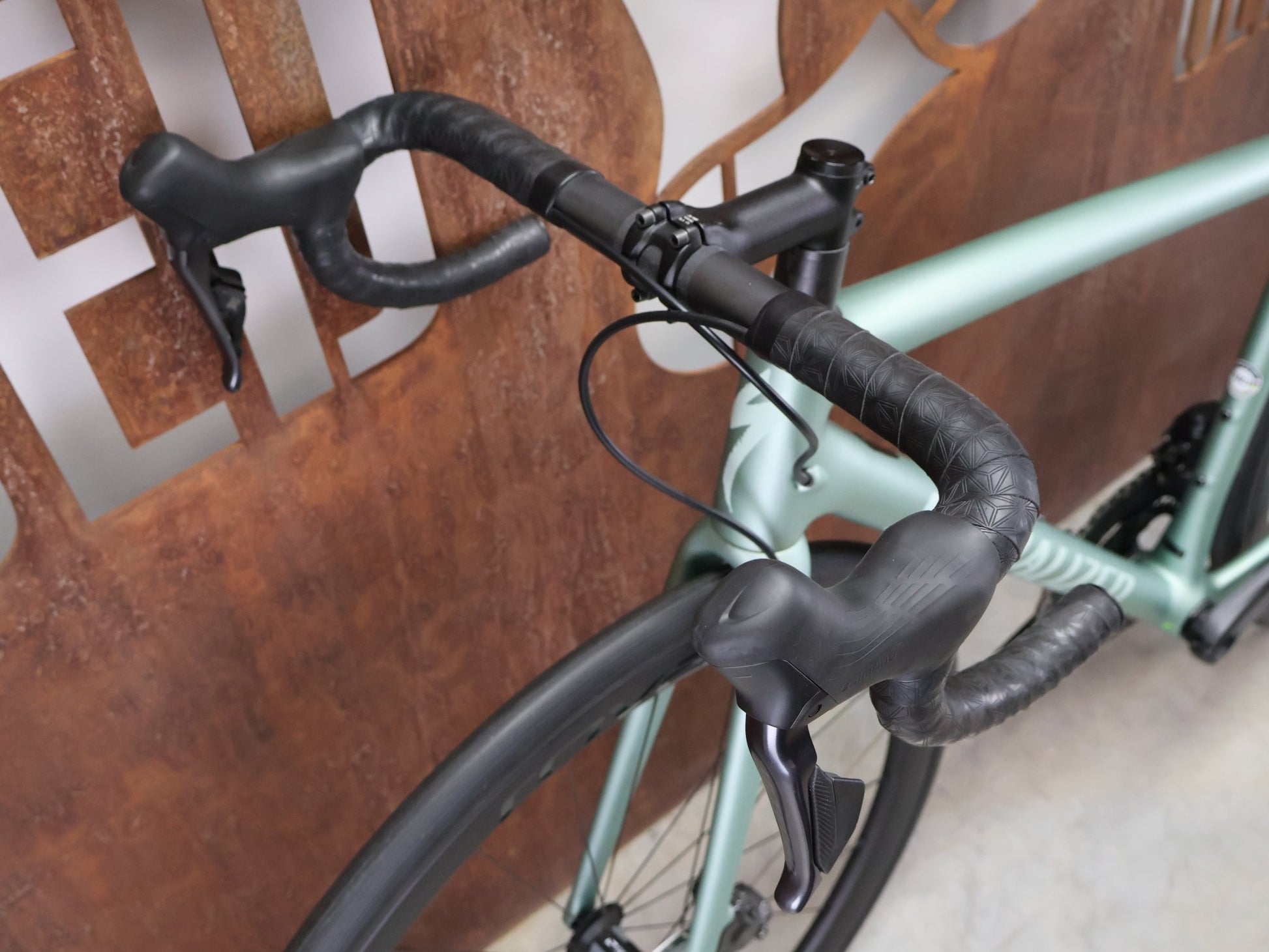 Rennrad von Specialized, SPECIALIZED AETHOS PRO CUSTOM / SHIMANO ULTEGRA DI2 / 54CM vor USEDBIKES - OB.DE Hintergrund