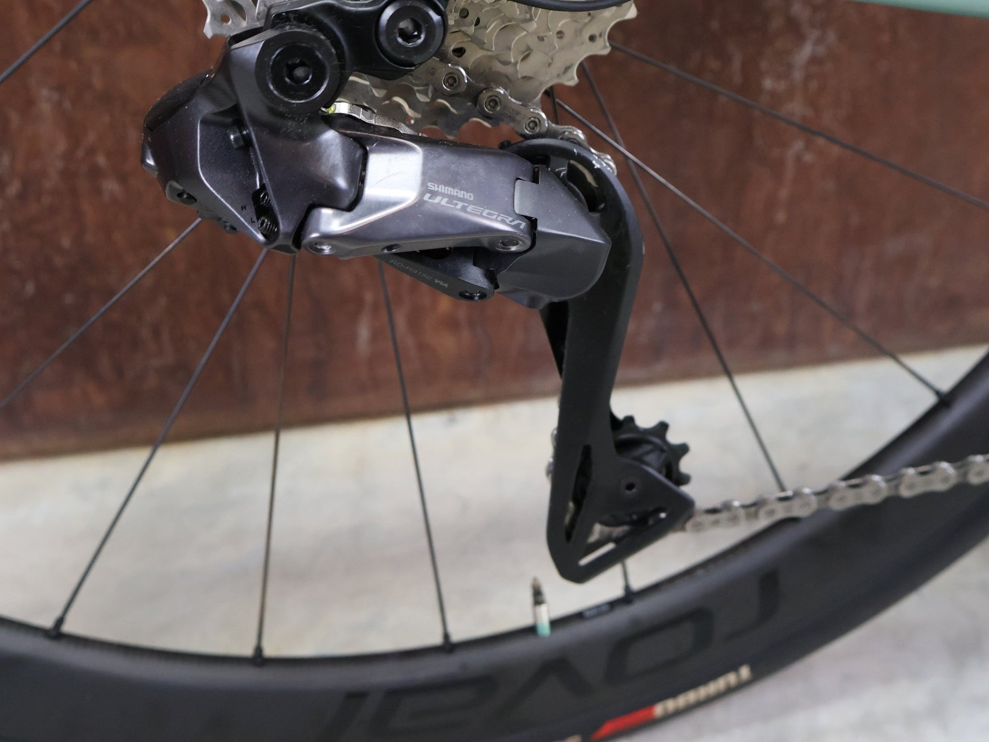 Rennrad von Specialized, SPECIALIZED AETHOS PRO CUSTOM / SHIMANO ULTEGRA DI2 / 54CM vor USEDBIKES - OB.DE Hintergrund