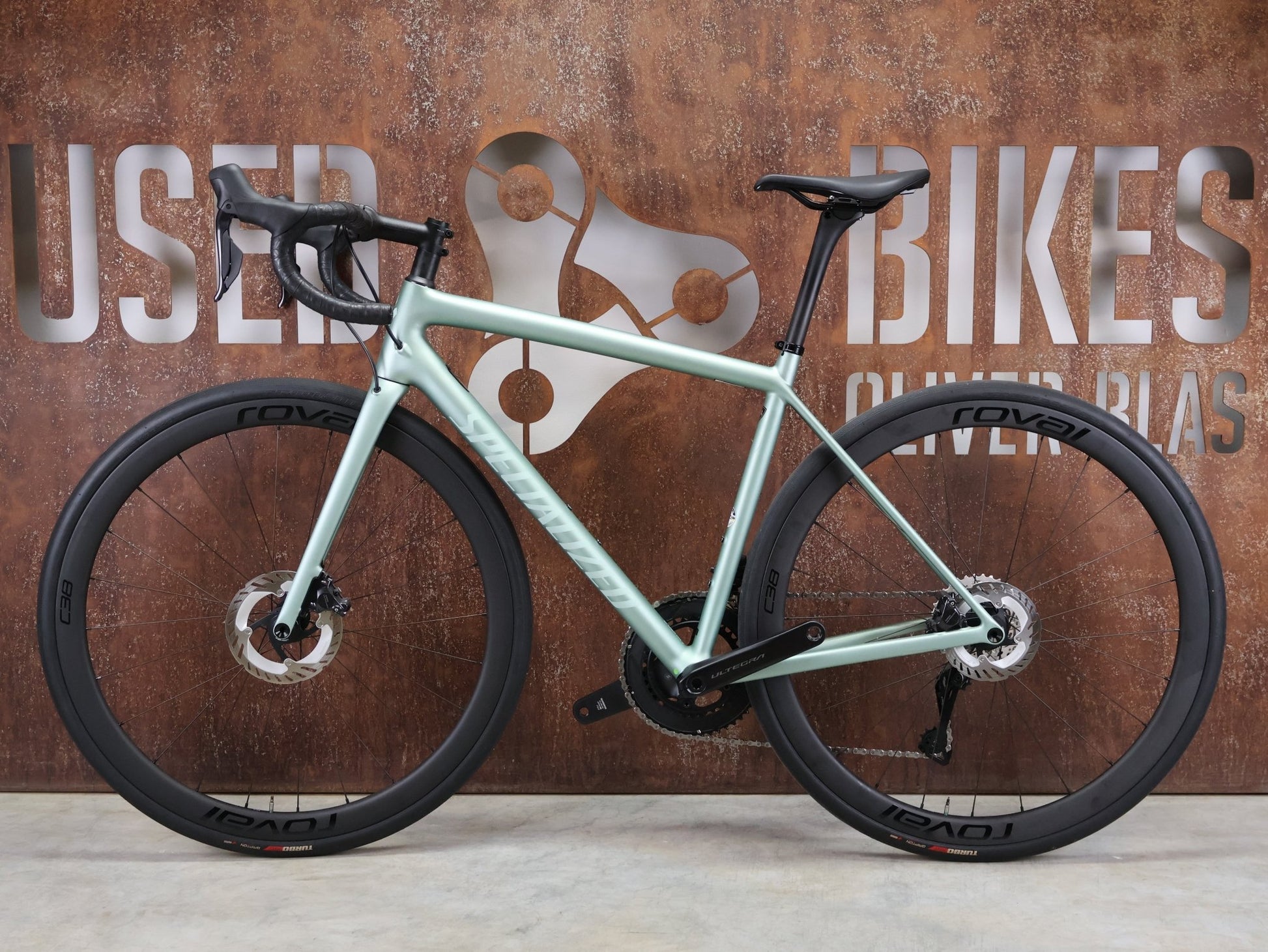 Rennrad von Specialized, SPECIALIZED AETHOS PRO CUSTOM / SHIMANO ULTEGRA DI2 / 54CM vor USEDBIKES - OB.DE Hintergrund