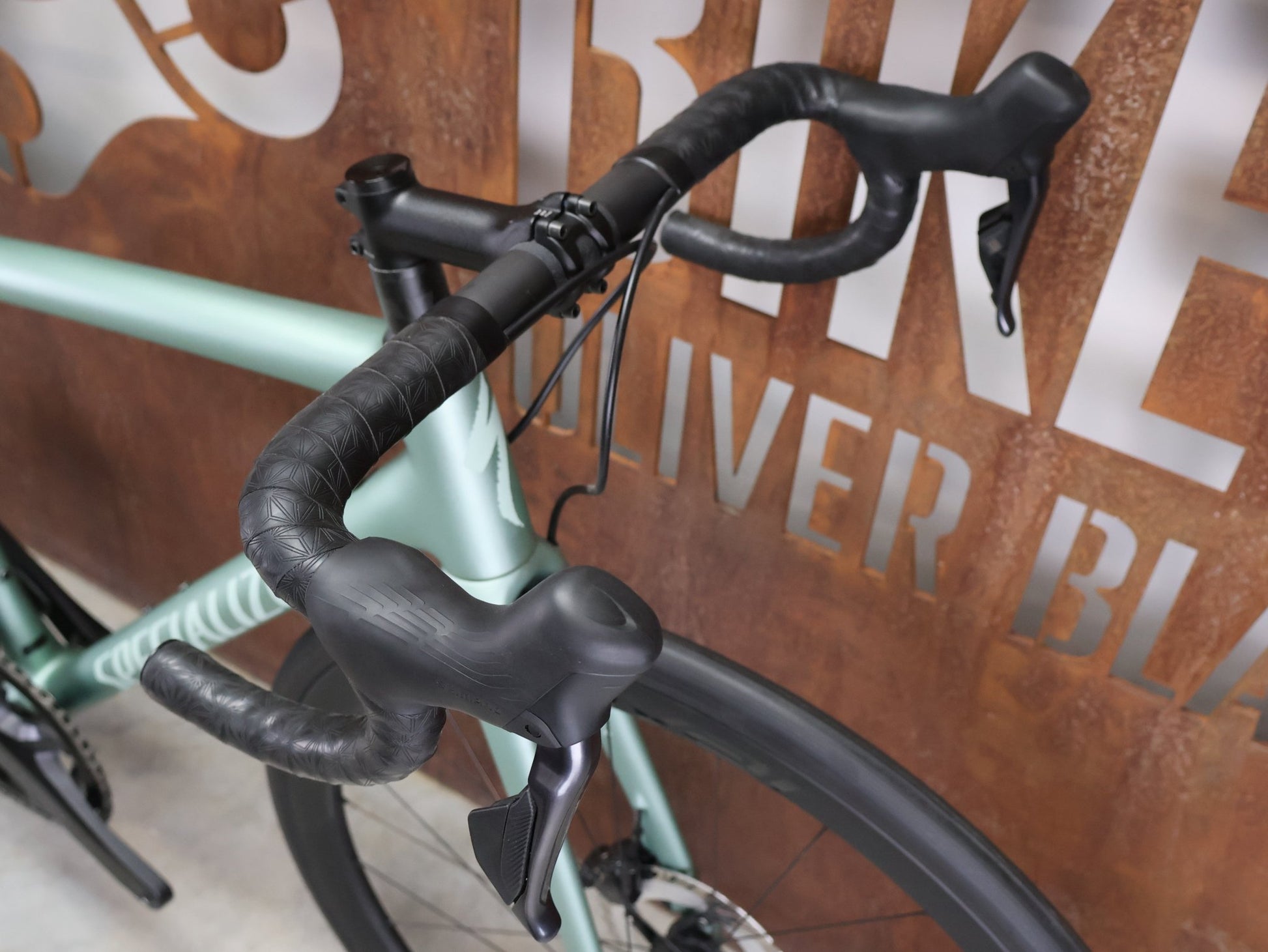 Rennrad von Specialized, SPECIALIZED AETHOS PRO CUSTOM / SHIMANO ULTEGRA DI2 / 54CM vor USEDBIKES - OB.DE Hintergrund