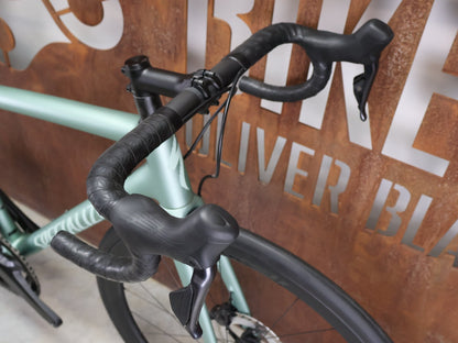 Rennrad von Specialized, SPECIALIZED AETHOS PRO CUSTOM / SHIMANO ULTEGRA DI2 / 54CM vor USEDBIKES - OB.DE Hintergrund