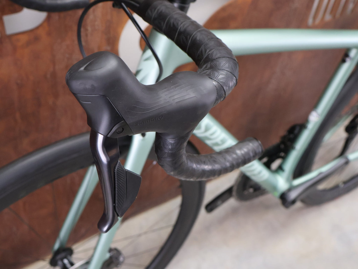 Rennrad von Specialized, SPECIALIZED AETHOS PRO CUSTOM / SHIMANO ULTEGRA DI2 / 54CM vor USEDBIKES - OB.DE Hintergrund