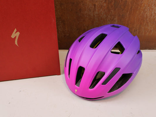 Helme von Specialized, SPECIALIZED ALIGN II MIPS HELM PURPLE ORCHID XL 59-62 CM vor USEDBIKES-OB.DE Hintergrund