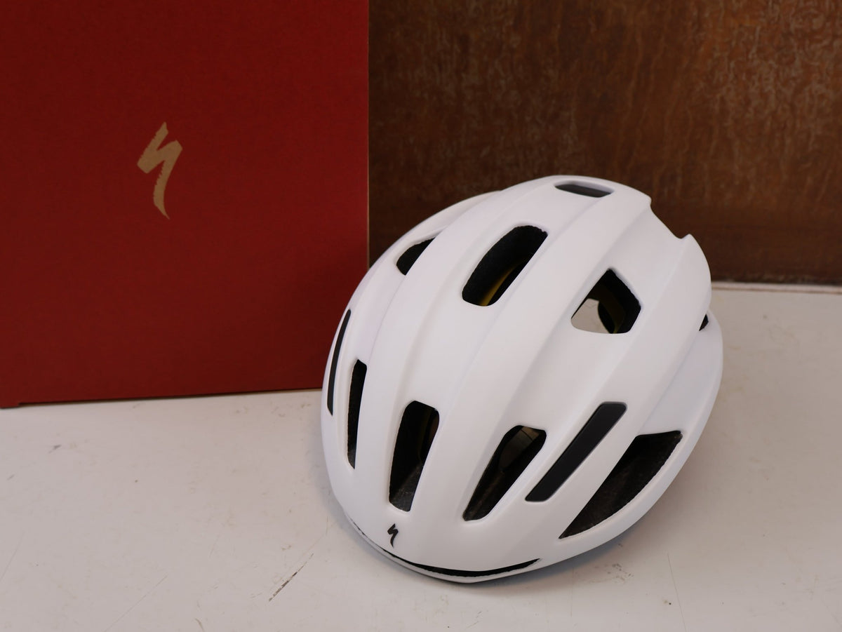 Helme von Specialized, SPECIALIZED ALIGN II MIPS HELM WHITE S/M 60821-1022 888818640379 vor USEDBIKES-OB.DE Hintergrund