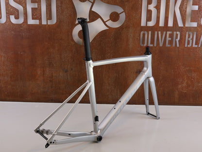 Rennradrahmen von Specialized, SPECIALIZED ALLEZ SPRINT RAHMENSET / SATIN FOG / SMARTWELD / 70024 - 7158 / GRÖSSE 58 vor USEDBIKES - OB.DE Hintergrund