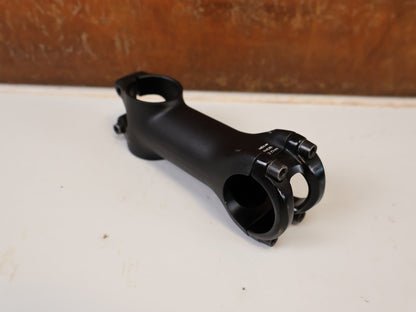 Vorbau von Specialized, SPECIALIZED ALLOY VORBAU 90MM 6 GRAD 31.8MM / ROAD MTB LENKER VORBAU vor USEDBIKES-OB.DE Hintergrund