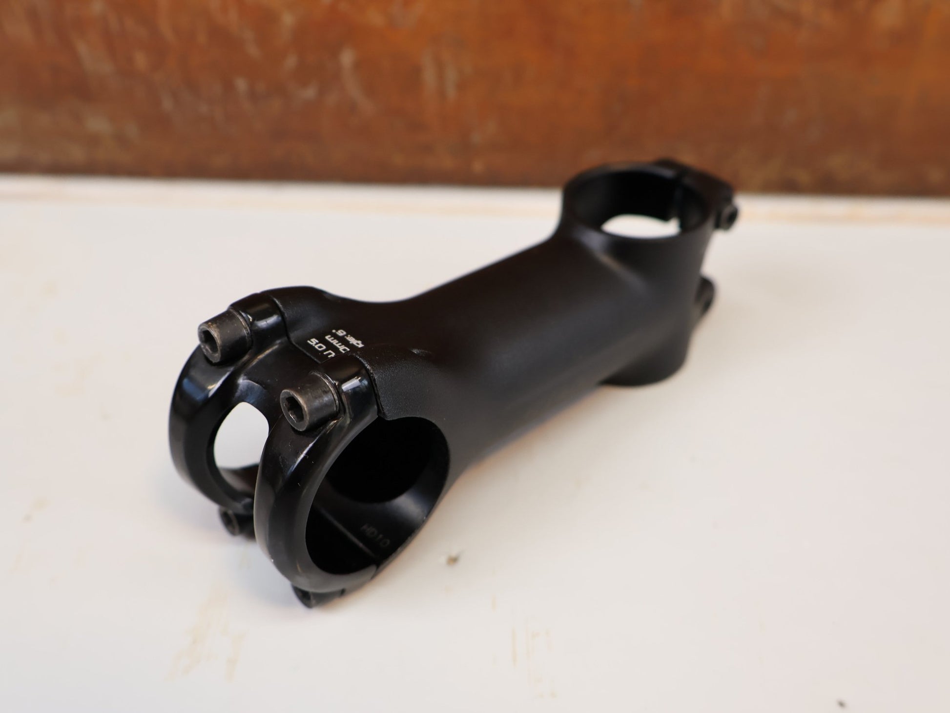 Vorbau von Specialized, SPECIALIZED ALLOY VORBAU 90MM 6 GRAD 31.8MM / ROAD MTB LENKER VORBAU vor USEDBIKES-OB.DE Hintergrund