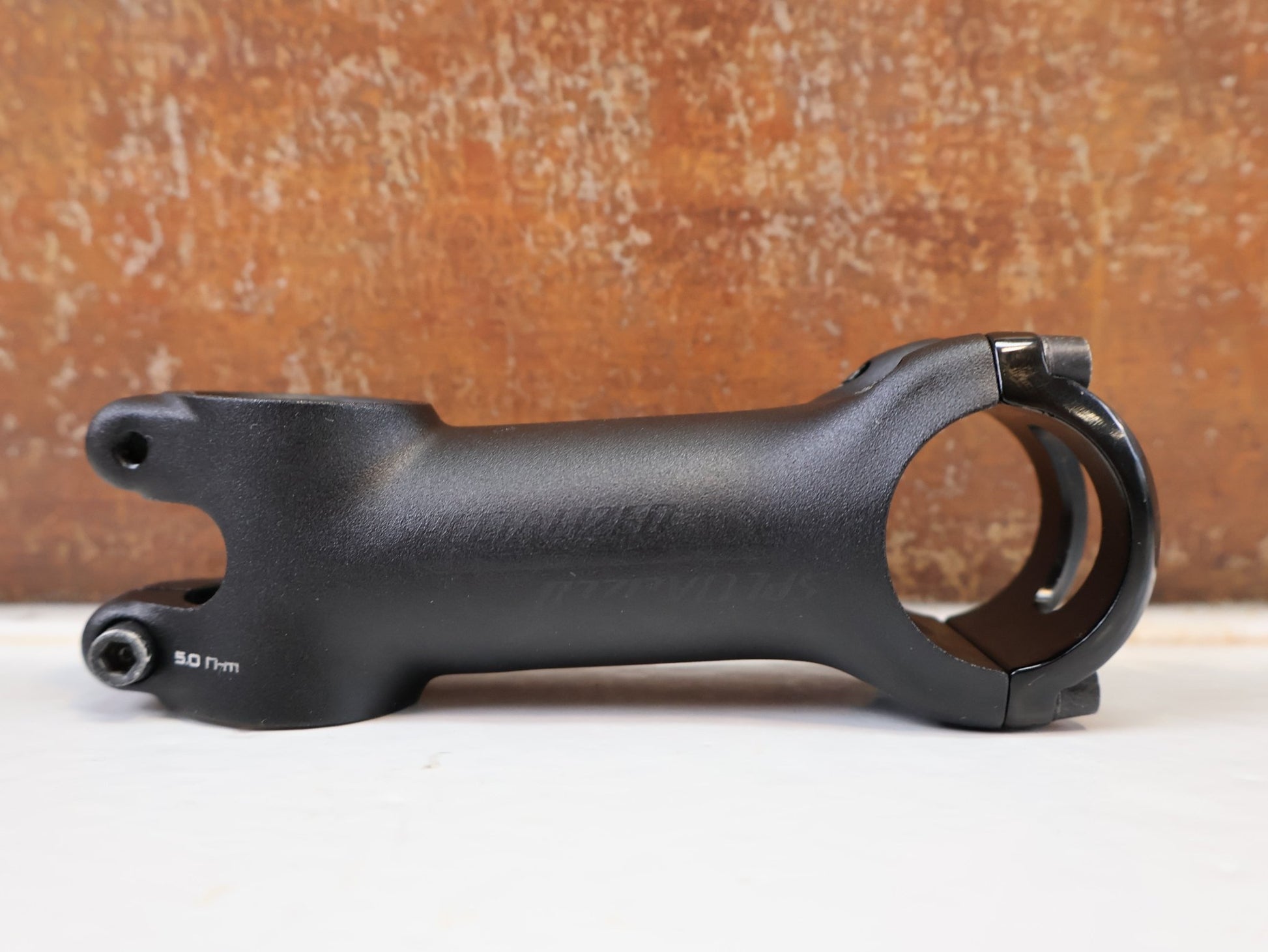 Vorbau von Specialized, SPECIALIZED ALLOY VORBAU 90MM 6 GRAD 31.8MM / ROAD MTB LENKER VORBAU vor USEDBIKES-OB.DE Hintergrund