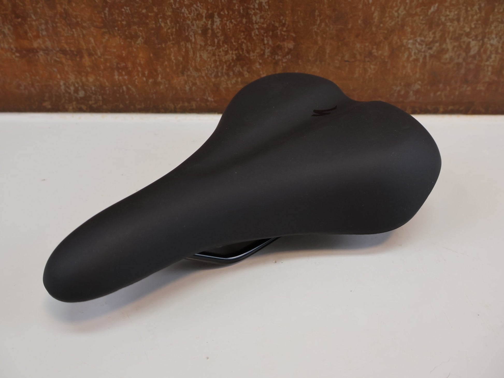 Sattel von Specialized, SPECIALIZED BODY GEOMETRY COMFORT GEL SATTEL / SCHWARZ / CITY & TREKKING / 514G / 27320 - 13 vor USEDBIKES - OB.DE Hintergrund