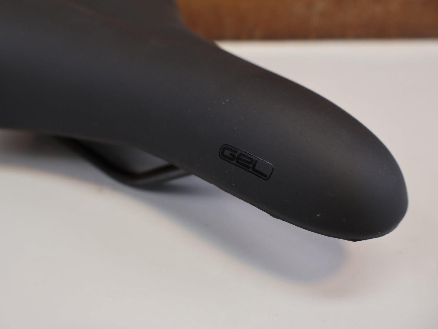 Sattel von Specialized, SPECIALIZED BODY GEOMETRY COMFORT GEL SATTEL / SCHWARZ / CITY & TREKKING / 514G / 27320 - 13 vor USEDBIKES - OB.DE Hintergrund