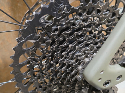 Gravel/Cyclocross von Specialized, SPECIALIZED DIVERGE CARBON CUSTOM / SRAM FORCE / X01 AXS / 52CM vor USEDBIKES - OB.DE Hintergrund