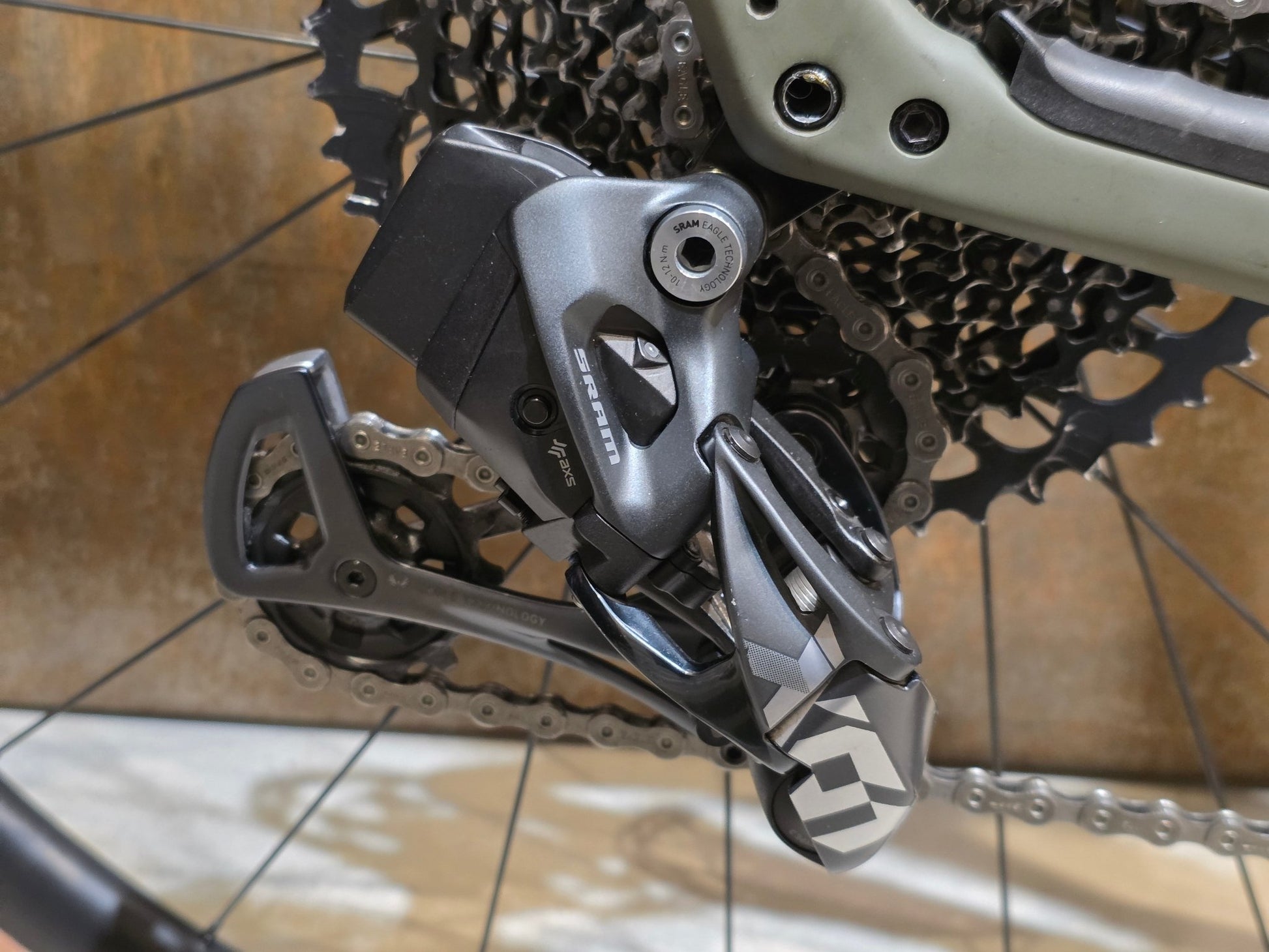 Gravel/Cyclocross von Specialized, SPECIALIZED DIVERGE CARBON CUSTOM / SRAM FORCE / X01 AXS / 52CM vor USEDBIKES - OB.DE Hintergrund