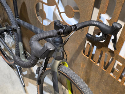 Gravel/Cyclocross von Specialized, SPECIALIZED DIVERGE CARBON CUSTOM / SRAM FORCE / X01 AXS / 52CM vor USEDBIKES - OB.DE Hintergrund