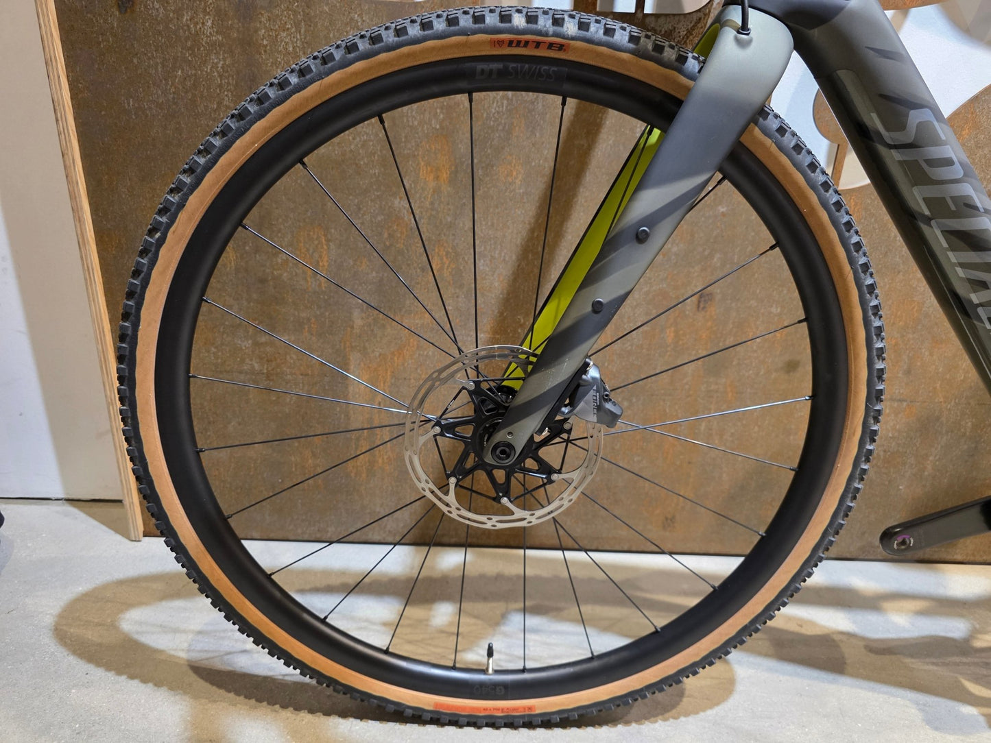 Gravel/Cyclocross von Specialized, SPECIALIZED DIVERGE CARBON CUSTOM / SRAM FORCE / X01 AXS / 52CM vor USEDBIKES - OB.DE Hintergrund