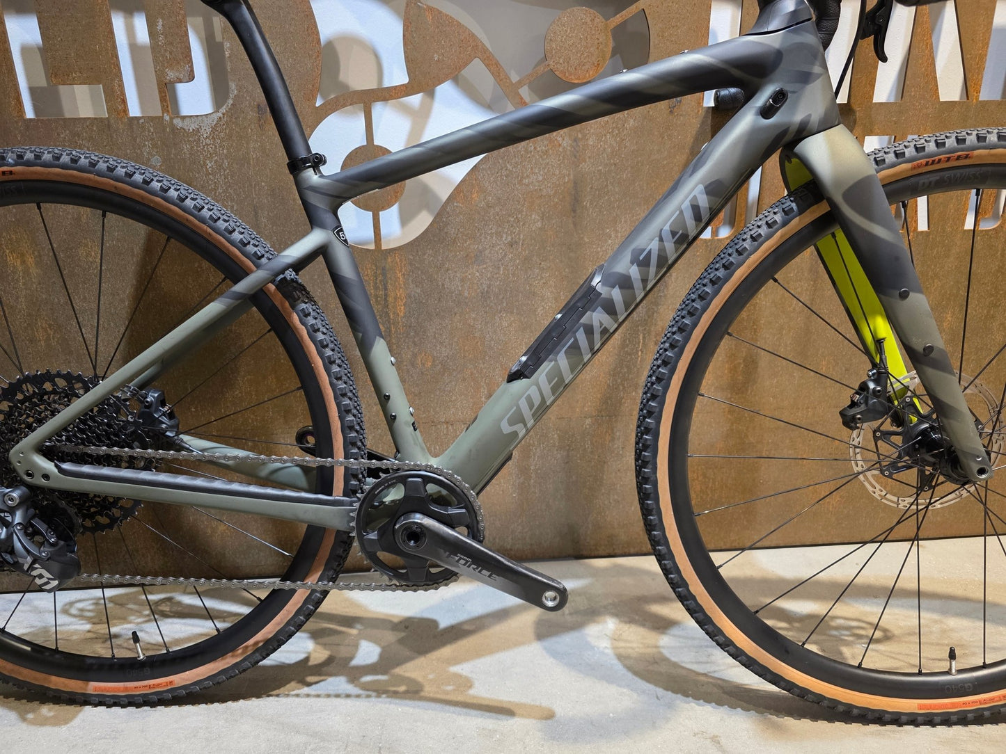 Gravel/Cyclocross von Specialized, SPECIALIZED DIVERGE CARBON CUSTOM / SRAM FORCE / X01 AXS / 52CM vor USEDBIKES - OB.DE Hintergrund