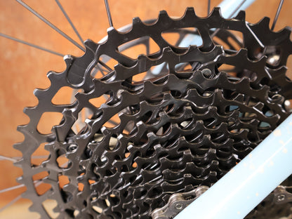 Gravel/Cyclocross von Specialized, SPECIALIZED DIVERGE EXPERT CARBON – GLOSS ARCTIC BLUE / SAND SPECKLE / TERRA COTTA / 61CM vor USEDBIKES - OB.DE Hintergrund