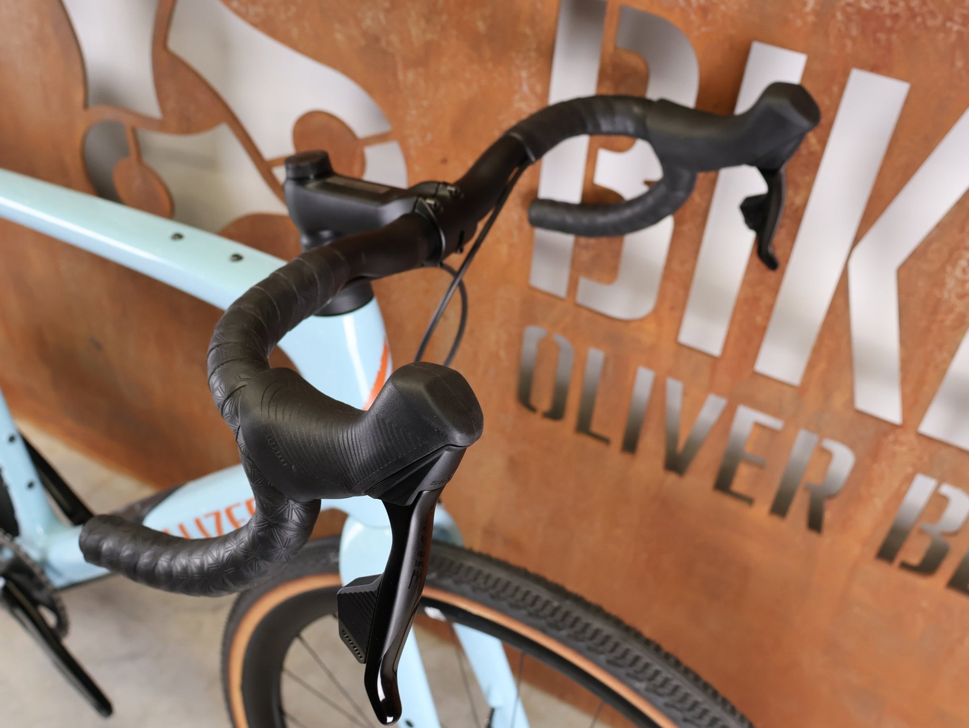 Gravel/Cyclocross von Specialized, SPECIALIZED DIVERGE EXPERT CARBON – GLOSS ARCTIC BLUE / SAND SPECKLE / TERRA COTTA / 61CM vor USEDBIKES - OB.DE Hintergrund