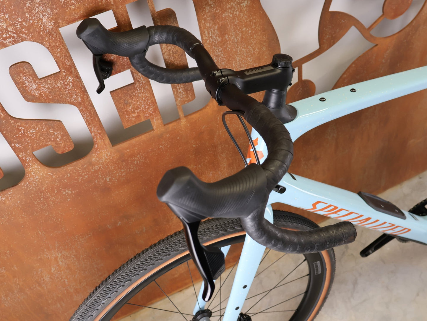 Gravel/Cyclocross von Specialized, SPECIALIZED DIVERGE EXPERT CARBON – GLOSS ARCTIC BLUE / SAND SPECKLE / TERRA COTTA / 61CM vor USEDBIKES - OB.DE Hintergrund