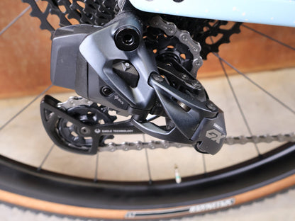 Gravel/Cyclocross von Specialized, SPECIALIZED DIVERGE EXPERT CARBON – GLOSS ARCTIC BLUE / SAND SPECKLE / TERRA COTTA / 61CM vor USEDBIKES - OB.DE Hintergrund