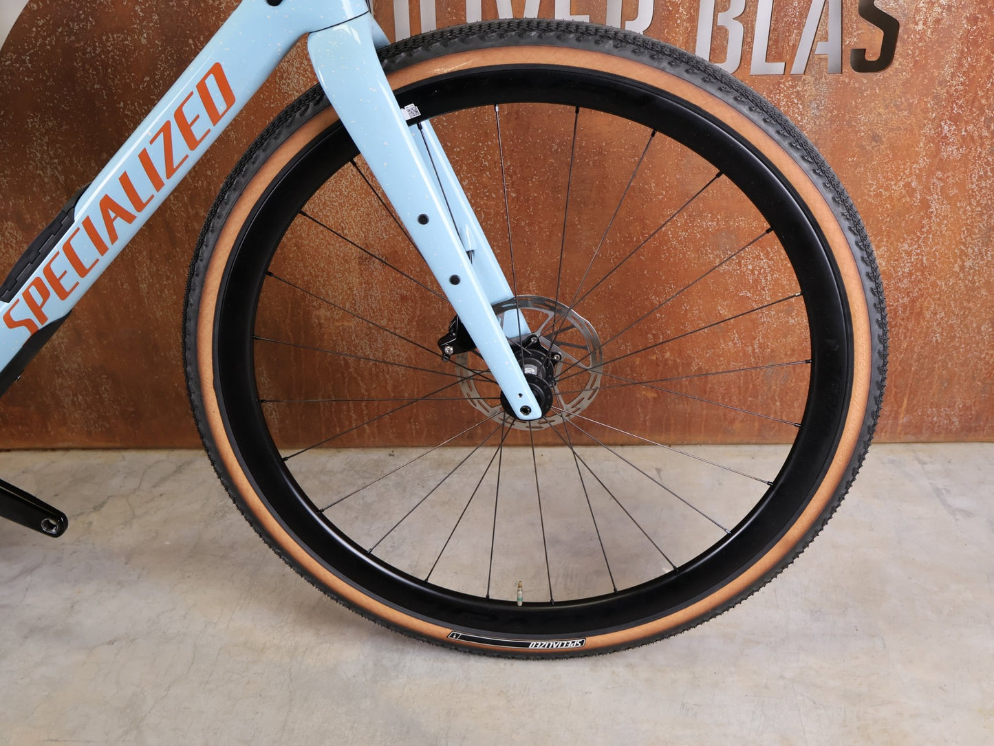 Gravel/Cyclocross von Specialized, SPECIALIZED DIVERGE EXPERT CARBON – GLOSS ARCTIC BLUE / SAND SPECKLE / TERRA COTTA / 61CM vor USEDBIKES - OB.DE Hintergrund