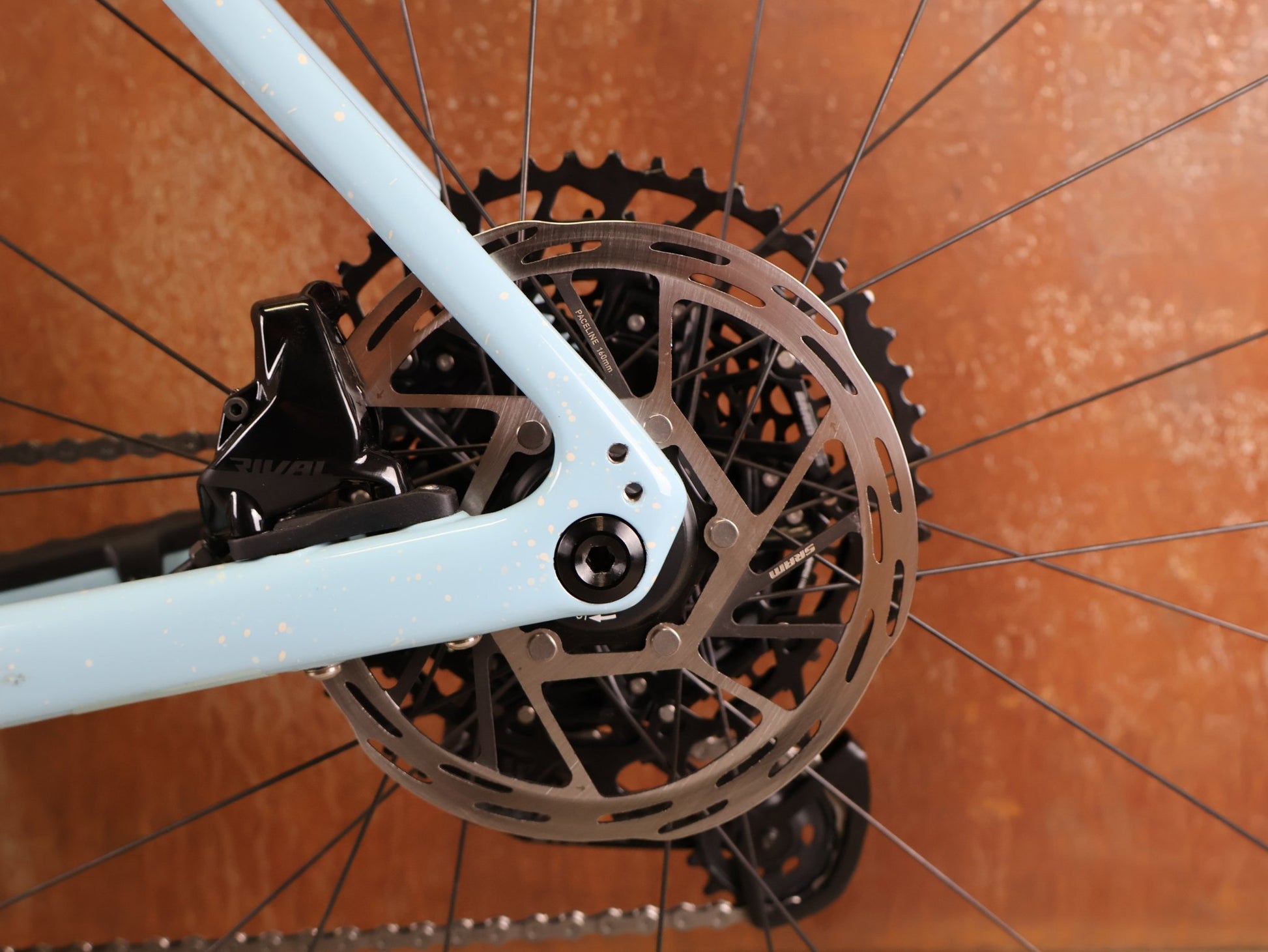 Gravel/Cyclocross von Specialized, SPECIALIZED DIVERGE EXPERT CARBON – GLOSS ARCTIC BLUE / SAND SPECKLE / TERRA COTTA / 61CM vor USEDBIKES - OB.DE Hintergrund