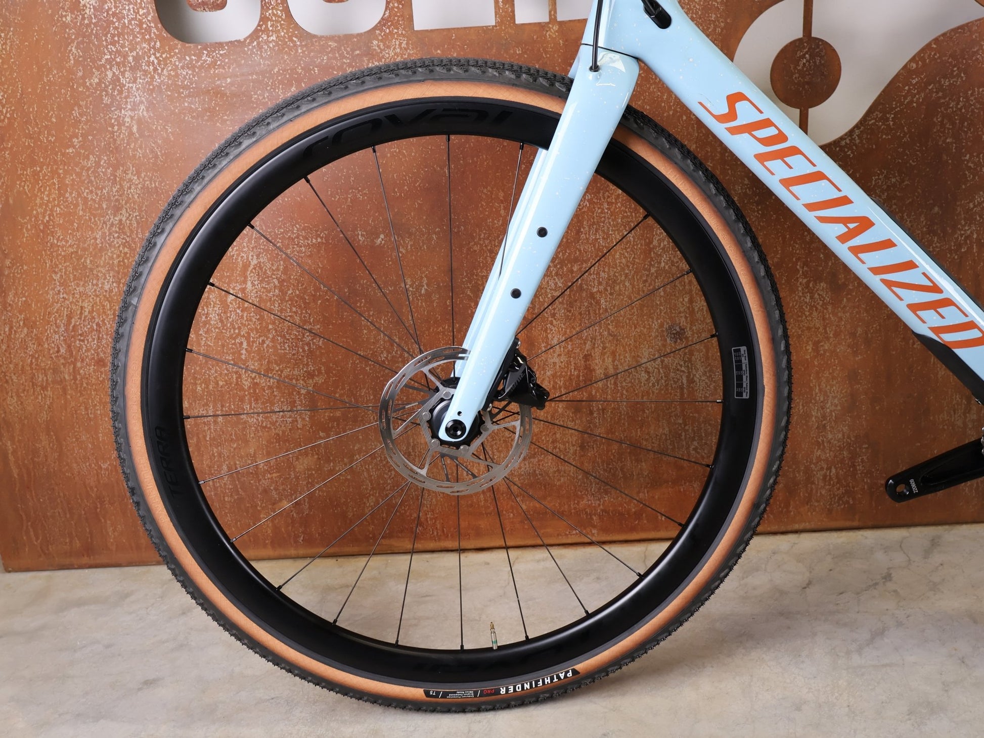 Gravel/Cyclocross von Specialized, SPECIALIZED DIVERGE EXPERT CARBON – GLOSS ARCTIC BLUE / SAND SPECKLE / TERRA COTTA / 61CM vor USEDBIKES - OB.DE Hintergrund