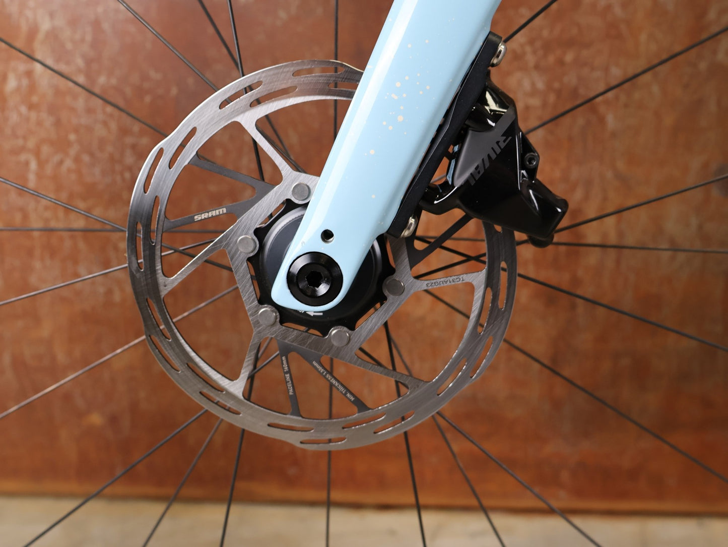 Gravel/Cyclocross von Specialized, SPECIALIZED DIVERGE EXPERT CARBON – GLOSS ARCTIC BLUE / SAND SPECKLE / TERRA COTTA / 61CM vor USEDBIKES - OB.DE Hintergrund