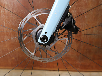 Gravel/Cyclocross von Specialized, SPECIALIZED DIVERGE EXPERT CARBON – GLOSS ARCTIC BLUE / SAND SPECKLE / TERRA COTTA / 61CM vor USEDBIKES - OB.DE Hintergrund