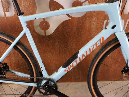 Gravel/Cyclocross von Specialized, SPECIALIZED DIVERGE EXPERT CARBON – GLOSS ARCTIC BLUE / SAND SPECKLE / TERRA COTTA / 61CM vor USEDBIKES - OB.DE Hintergrund