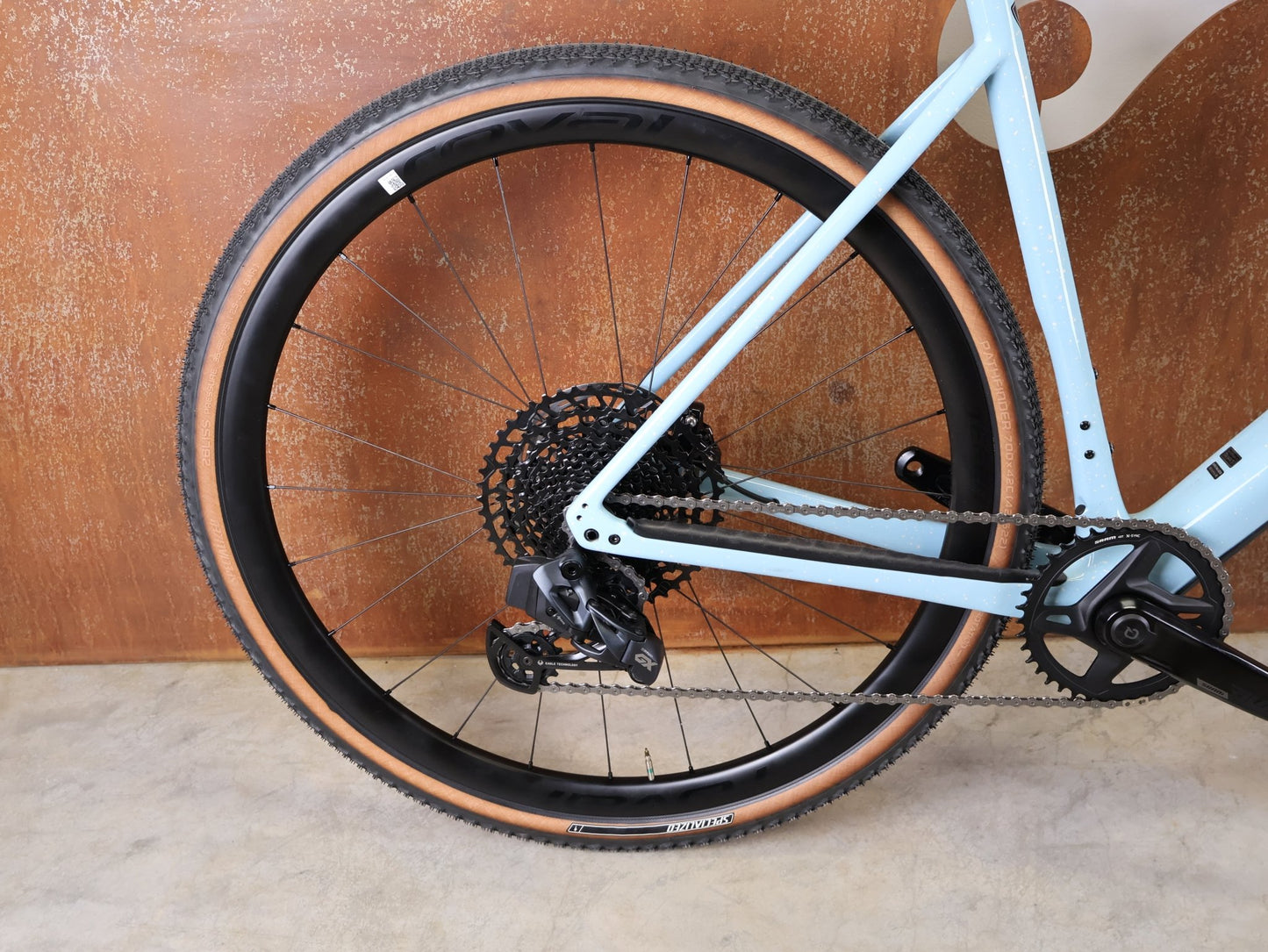 Gravel/Cyclocross von Specialized, SPECIALIZED DIVERGE EXPERT CARBON – GLOSS ARCTIC BLUE / SAND SPECKLE / TERRA COTTA / 61CM vor USEDBIKES - OB.DE Hintergrund