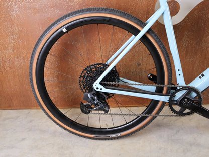 Gravel/Cyclocross von Specialized, SPECIALIZED DIVERGE EXPERT CARBON – GLOSS ARCTIC BLUE / SAND SPECKLE / TERRA COTTA / 61CM vor USEDBIKES - OB.DE Hintergrund