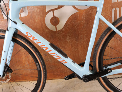 Gravel/Cyclocross von Specialized, SPECIALIZED DIVERGE EXPERT CARBON – GLOSS ARCTIC BLUE / SAND SPECKLE / TERRA COTTA / 61CM vor USEDBIKES - OB.DE Hintergrund