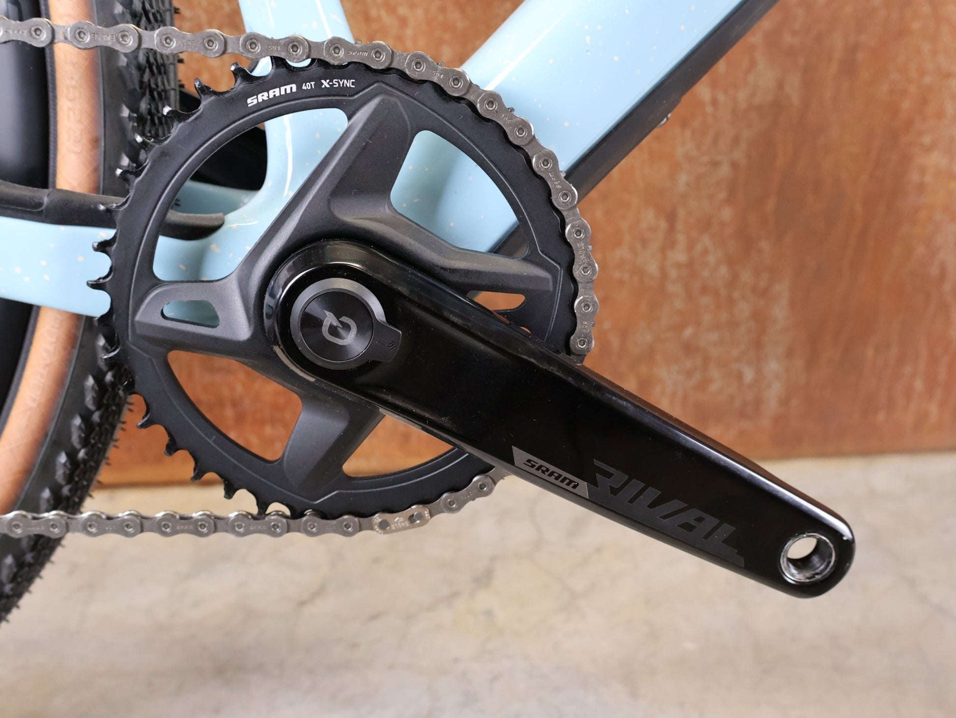 Gravel/Cyclocross von Specialized, SPECIALIZED DIVERGE EXPERT CARBON – GLOSS ARCTIC BLUE / SAND SPECKLE / TERRA COTTA / 61CM vor USEDBIKES - OB.DE Hintergrund