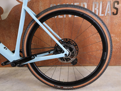 Gravel/Cyclocross von Specialized, SPECIALIZED DIVERGE EXPERT CARBON – GLOSS ARCTIC BLUE / SAND SPECKLE / TERRA COTTA / 61CM vor USEDBIKES - OB.DE Hintergrund