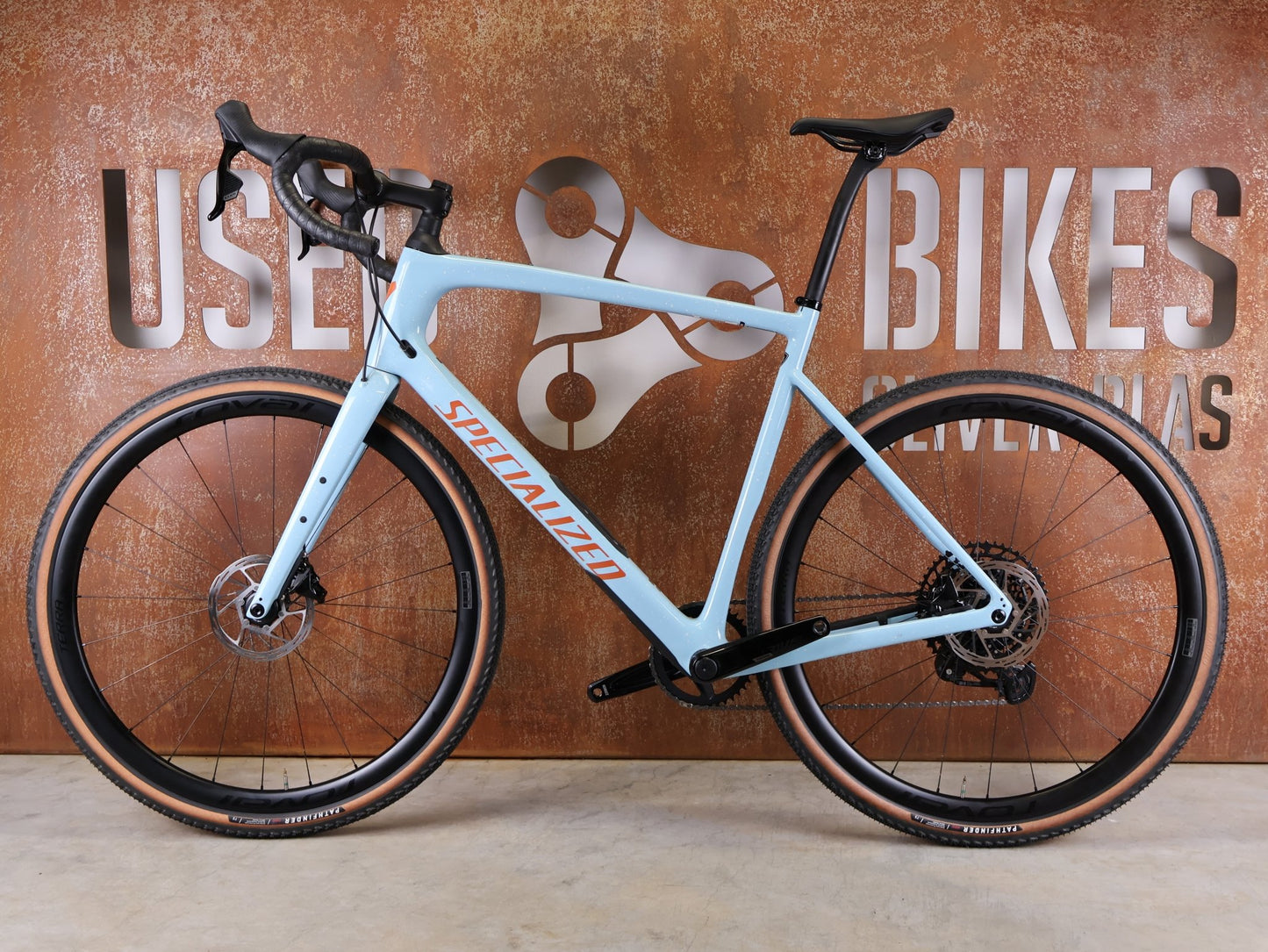 Gravel/Cyclocross von Specialized, SPECIALIZED DIVERGE EXPERT CARBON – GLOSS ARCTIC BLUE / SAND SPECKLE / TERRA COTTA / 61CM vor USEDBIKES - OB.DE Hintergrund