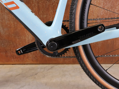 Gravel/Cyclocross von Specialized, SPECIALIZED DIVERGE EXPERT CARBON – GLOSS ARCTIC BLUE / SAND SPECKLE / TERRA COTTA / 61CM vor USEDBIKES - OB.DE Hintergrund