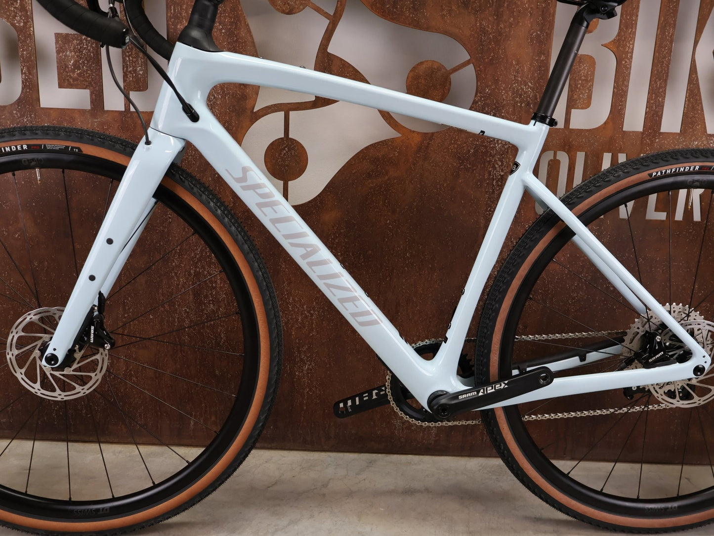 Gravel/Cyclocross von Specialized, SPECIALIZED DIVERGE SPORT CARBON / MORNING MIST DOVE GREY / 56CM vor USEDBIKES - OB.DE Hintergrund