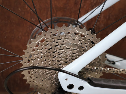 Gravel/Cyclocross von Specialized, SPECIALIZED DIVERGE SPORT CARBON / MORNING MIST DOVE GREY / 56CM vor USEDBIKES - OB.DE Hintergrund