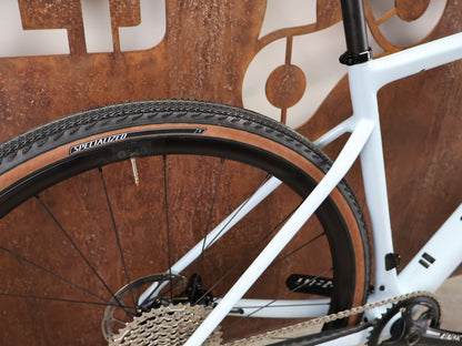 Gravel/Cyclocross von Specialized, SPECIALIZED DIVERGE SPORT CARBON / MORNING MIST DOVE GREY / 56CM vor USEDBIKES - OB.DE Hintergrund