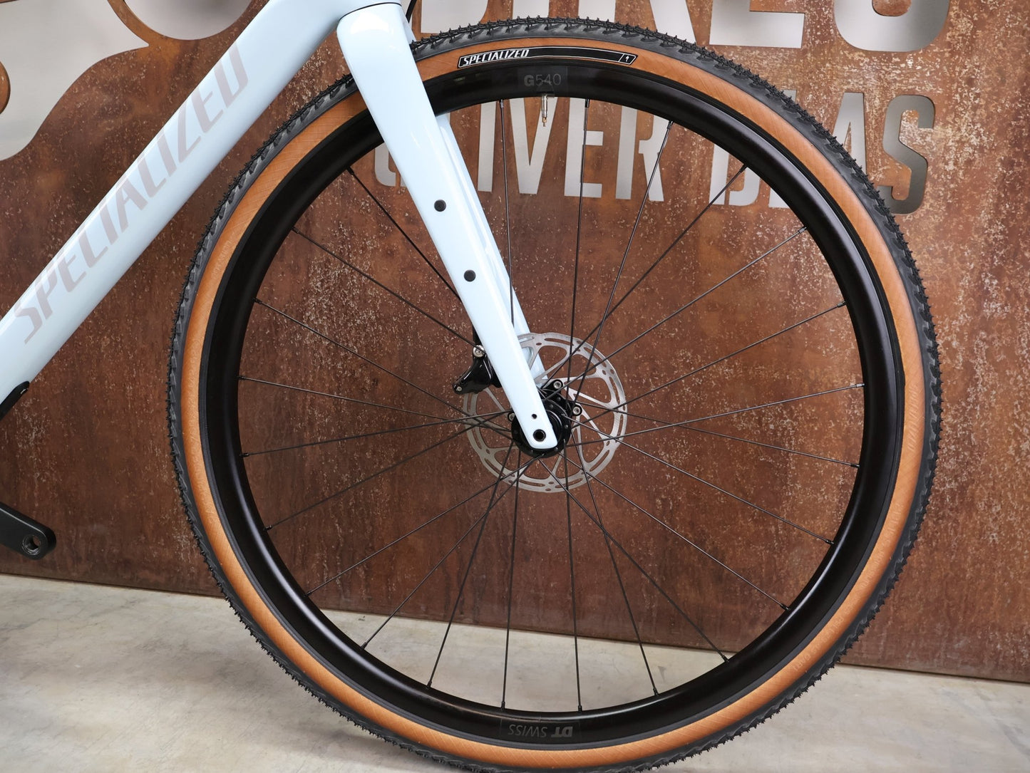 Gravel/Cyclocross von Specialized, SPECIALIZED DIVERGE SPORT CARBON / MORNING MIST DOVE GREY / 56CM vor USEDBIKES - OB.DE Hintergrund