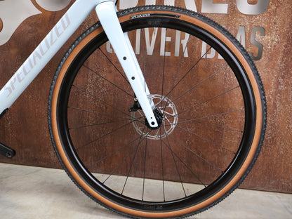 Gravel/Cyclocross von Specialized, SPECIALIZED DIVERGE SPORT CARBON / MORNING MIST DOVE GREY / 56CM vor USEDBIKES - OB.DE Hintergrund