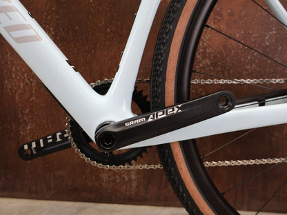 Gravel/Cyclocross von Specialized, SPECIALIZED DIVERGE SPORT CARBON / MORNING MIST DOVE GREY / 56CM vor USEDBIKES - OB.DE Hintergrund