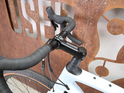 Gravel/Cyclocross von Specialized, SPECIALIZED DIVERGE SPORT CARBON / MORNING MIST DOVE GREY / 56CM vor USEDBIKES - OB.DE Hintergrund