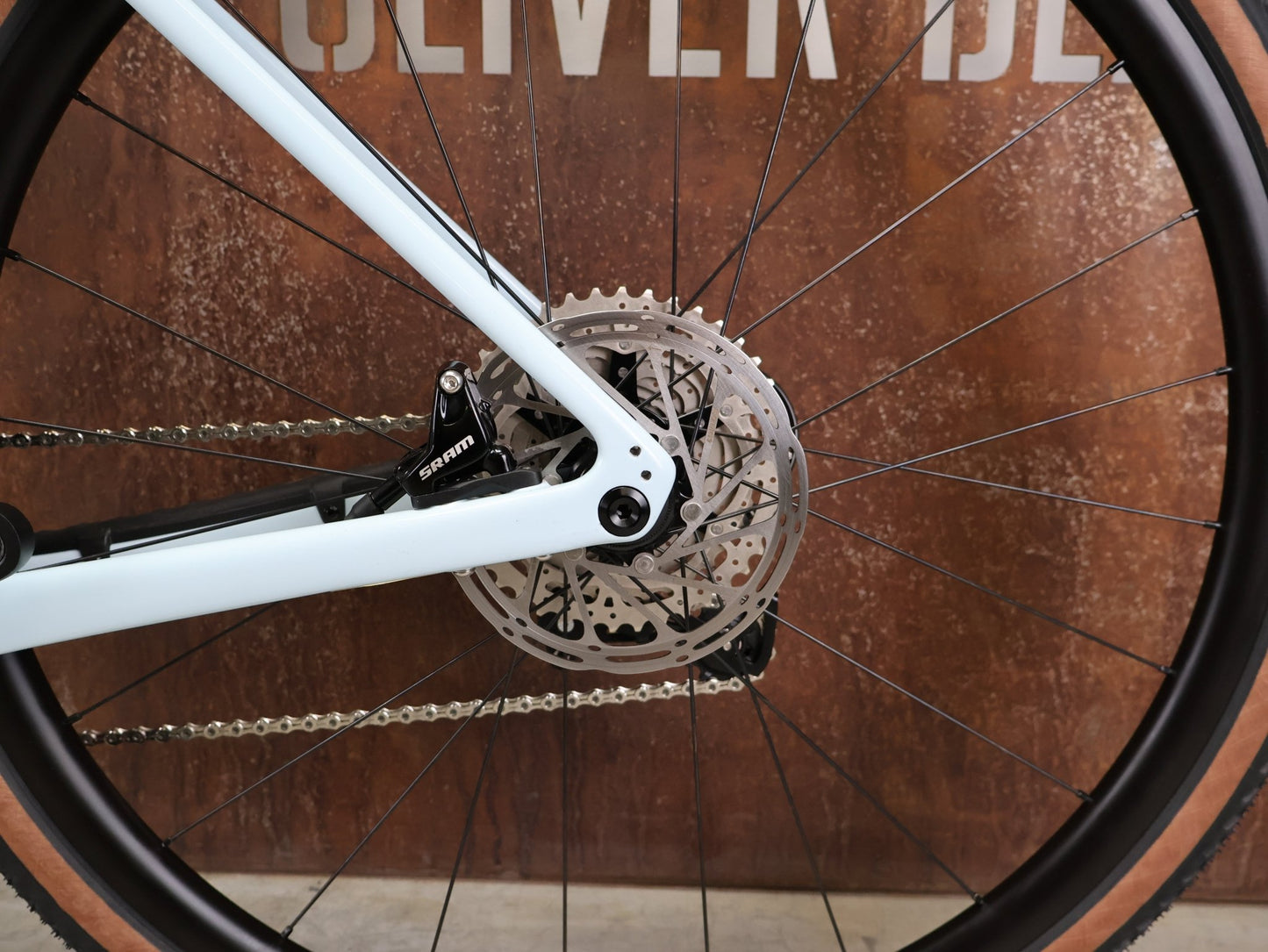 Gravel/Cyclocross von Specialized, SPECIALIZED DIVERGE SPORT CARBON / MORNING MIST DOVE GREY / 56CM vor USEDBIKES - OB.DE Hintergrund